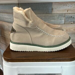 NWOT high ankle boots with faux fur lining